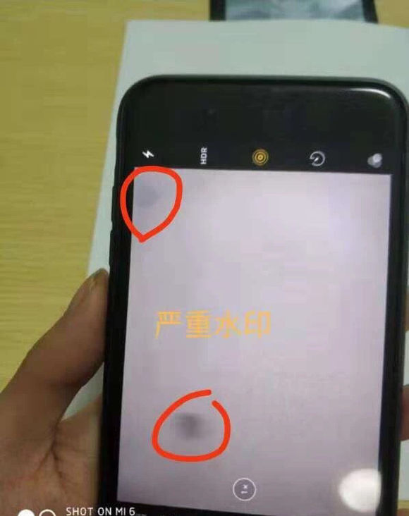 你的 iPhone 是否出现镜头黑斑？如何检测及清洗相头水印？