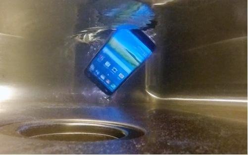 iPhone手机掉进水里后应该这么办？