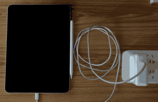 Mac 笔记本电源适配器可以为 iPhone 或 iPad 充电吗？