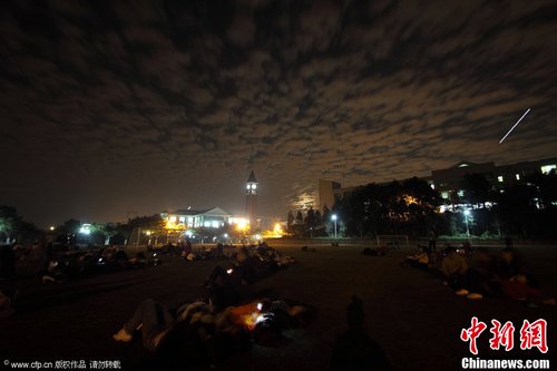 双子座流星雨绽放夜空